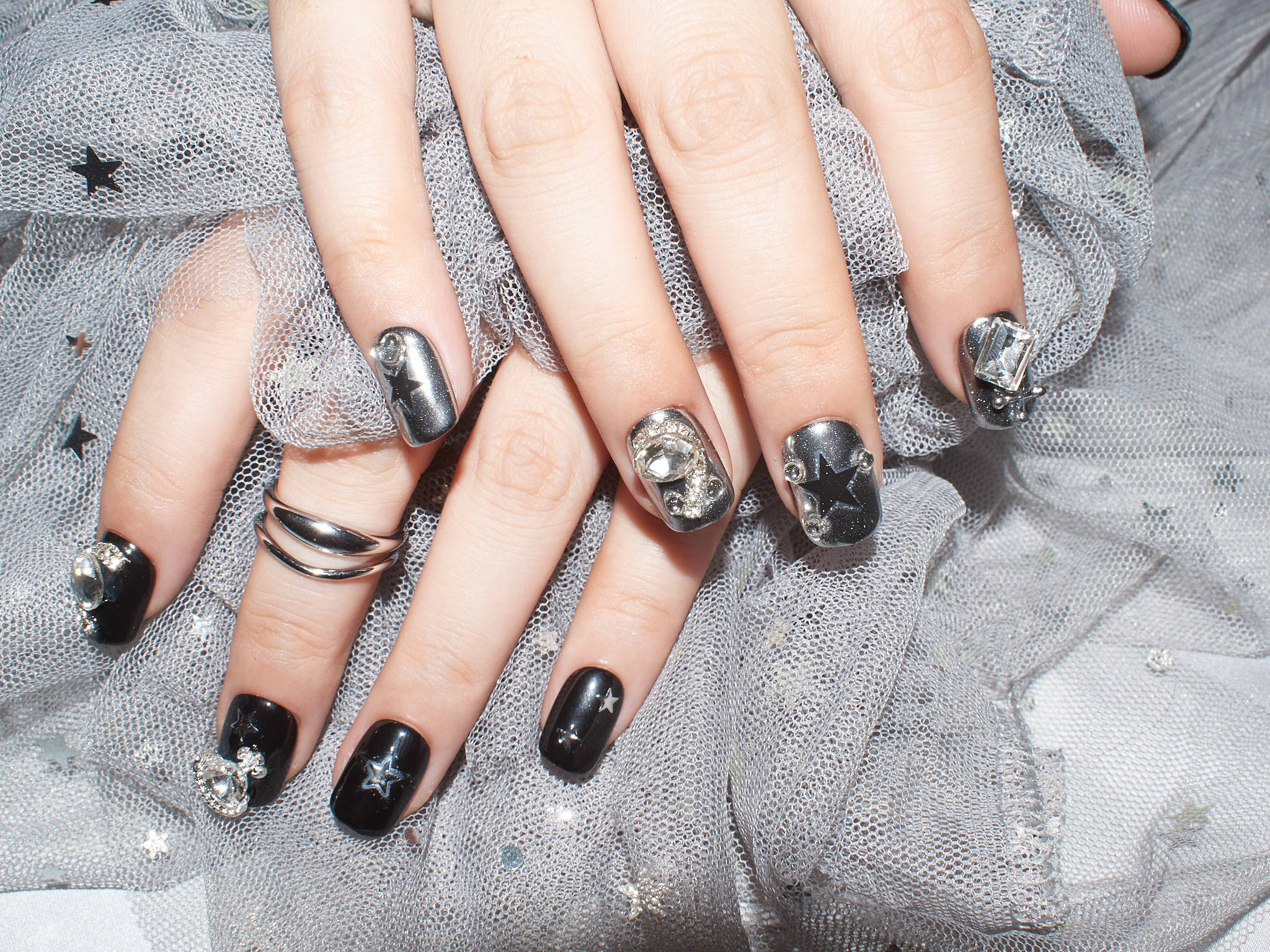 chrome heart nail ring, black and rhinestone nails, short coffin gel nails, star nail designs y2k, monoschic nails