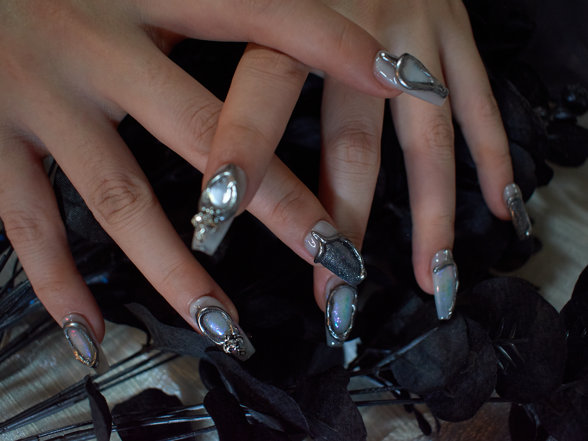 handmade press on nails, sliver glitter nails, y2k nails black, black glitter nails, monoschic nails 